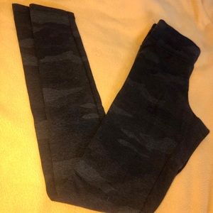 Dark green camo print garage mid rise leggings.